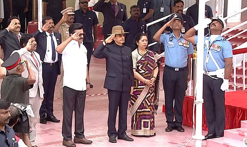 தேசியக் கொடியேற்றினார் ஆளுநர் ஆர்.என்.ரவி. 