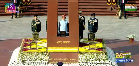 தேசிய போா் நினைவிடத்தில் பிரதமர் மோடி மரியாதை 