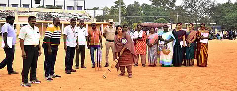 விளையாட்டு திருவிழாவை தொடங்கி வைத்த ஆட்சியா்க.சிவசௌந்திரவல்லி.