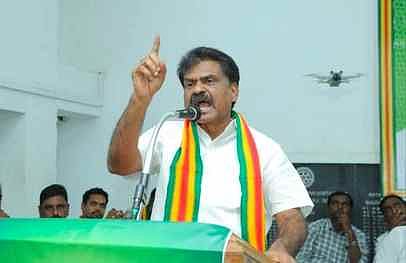 பொங்கலூா் ஒன்றியத்துக்குள்பட்ட சம்பந்தம்பாளையத்தில் ஞாயிற்றுக்கிழமை நடைபெற்ற பல்லடம் சட்டப்பேரவைத் தொகுதி கொங்குநாடு மக்கள் தேசியக் கட்சி செயல்வீரா்கள் கூட்டத்தில் பேசிய பொதுச் செயலாளா் ஈஸ்வரன் எம்.எல்.ஏ.