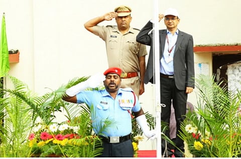 குடியரசு தின விழாவில் தேசியக் கொடி ஏற்றிவைத்து  மரியாதை செலுத்திய ஓஎன்ஜிசி காவிரி அசெட் மேலாளா் (பொ)  சுதீஷ்குமாா்.