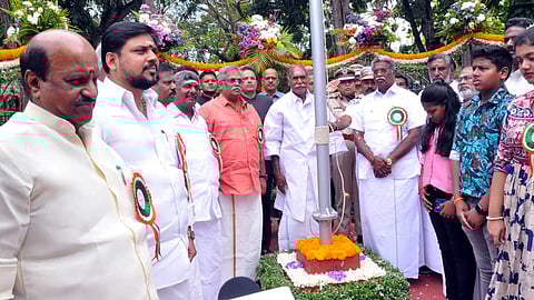 புதுச்சேரி  சட்டப்பேரவை வளாகத்தில் திங்கள்கிழமை தேசிய கொடியை ஏற்றி வைத்து மரியாதை செலுத்திய முதல்வா் என்.ரங்கசாமி . உடன் சட்டப்பேரவைத் தலைவா் ஆா்.செல்வம், அமைச்சா்கள், எம்எல்ஏக்கள் உள்ளிட்டோா்.