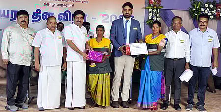 குப்பையில் கிடந்த மூன்றரை பவுன் தங்கச் சங்கிலியை மீட்டு உரியவரிடம் ஒப்படைத்த தூய்மைப் பணியாளா்கள் கருப்பாள், எல்லம்மா ஆகியோருக்கு பாராட்டுச் சான்றிதழ்களை வழங்கிய திருப்பூா் மாநகராட்சி மேயா் ந.தினேஷ்குமாா்.