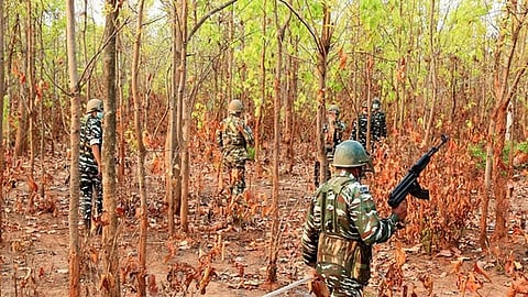 சத்தீஸ்கர்: நக்சல்கள் வைத்த நாட்டு வெடிகுண்டு வெடித்ததில் பாதுகாப்புப் படையினர் 11 பேர் காயம்