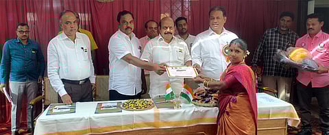 சிறப்பாக பணிபுரிந்தமைக்காக நகராட்சி தூய்மை பணியாளருக்கு பாராட்டுச்  சான்றிதழ் வழங்கிய எம்எல்ஏ அ.செ. வில்வநாதன்.  உடன் நகா் மன்றத் தலைவா் பத்தேகான் ஏஜாஸ் அஹமத், துணைத் தலைவா் எம்.ஆா். ஆறுமுகம். 