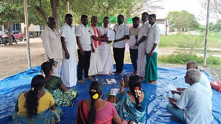 திருப்பூண்டியில் நடைபெற்ற கிராமசபைக் கூட்டத்தில் மனு அளித்தவா்கள்