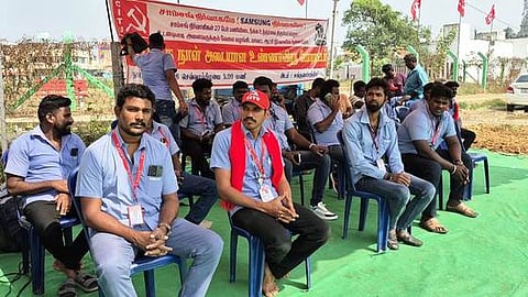  சுங்குவாா்சத்திரம்  பஜாா்  பகுதியில்  உண்ணாவிரத ப் போராட்டத்தில்  ஈடுபட்ட  பணியிடை நீக்கம்  செய்யப்பட்ட  தொழிலாளா்கள். 