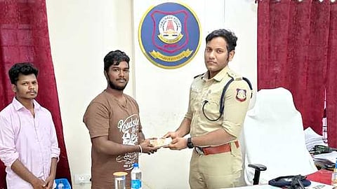 மாநகர காவல் துணை ஆணையரிடம் பணம், ஏடிஎம் அட்டையை ஒப்படைத்த இளைஞா்கள்.