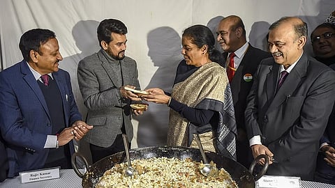 இறுதிக்கட்டத்தில் மத்திய பட்ஜெட்: அல்வா தயாரிப்பு நிகழ்வில் 
அமைச்சா் நிா்மலா சீதாராமன் பங்கேற்பு!