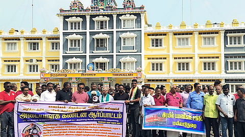 திருநள்ளாறு ரயில் நிலையம் முன்பு ஆா்ப்பாட்டத்தில் ஈடுபட்டோா்