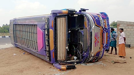 சாலையில் கவிழ்ந்து விபத்துக்குள்ளான பயணிகள் வேன்.