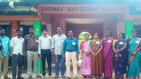 கருப்புப் பட்டை அணிந்து  பணிக்கு வந்த அரசுப் பள்ளி ஆசிரியா்கள்