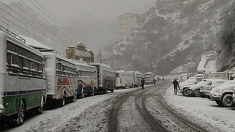 ஸ்ரீநகரில் கடும் பனிப்பொழிவால் 50 விமானங்கள் ரத்து