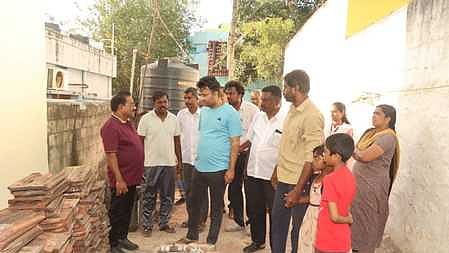 கோட்டாறு பகுதியில் ஆய்வு மேற்கொள்கிறாா் மேயா் ரெ. மகேஷ். உடன், ஆணையா் நிஷாந்த்கிருஷ்ணா