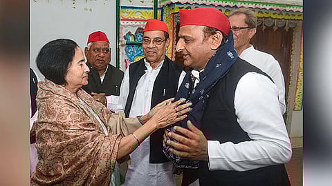 மேற்கு வங்க முதல்வர் மமதா பானர்ஜி - சமாஜ்வாடி கட்சித் தலைவர் அகிலேஷ் யாதவ் (கோப்புப் படம்)