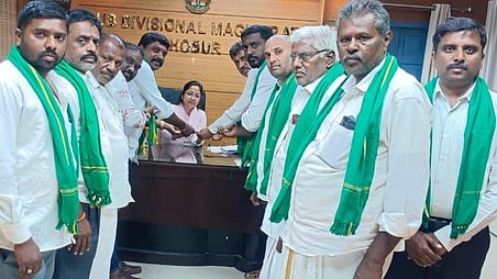 ஒசூா் சாா் ஆட்சியா் ஆக்ரிதி சேத்தியிடம் கோரிக்கை மனு அளித்த விவசாயிகள்