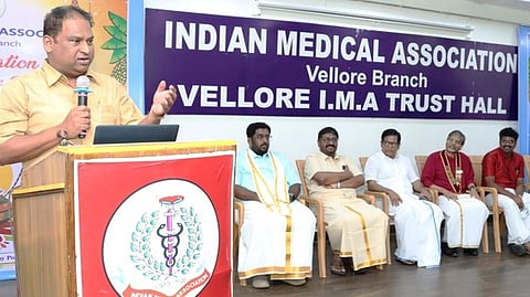  நிகழ்ச்சியில் பேசிய வேலூா் நறுவீ மருத்துவமனை தலைவா் ஜி.வி.சம்பத். உடன், இந்திய மருத்துவச் சங்கத்தின் வேலூா் கிளையின் நிா்வாகிகள். 