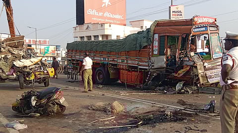 நாமக்கல்- திருச்சி சாலை மேம்பாலத்தில் நேரிட்ட விபத்தில் சேதமடைந்த வாகனங்கள்