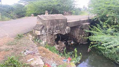 மணிமுத்தாறு கிளை ஆற்றின் குறுக்கே சேதமடைந்த நிலையிலுள்ள பாலம்