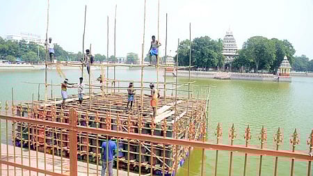 தெப்பத் திருவிழா! மிதவைத் தெப்பம் அமைக்கும் பணிகள் தீவிரம்