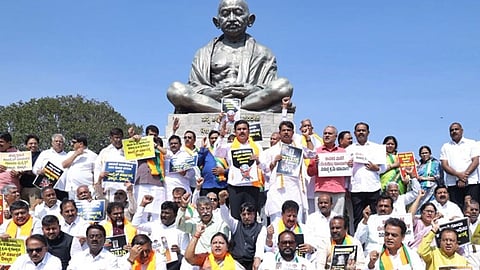 போராட்டத்தில் ஈடுபட்டுள்ள எதிர்க்கட்சியினர்