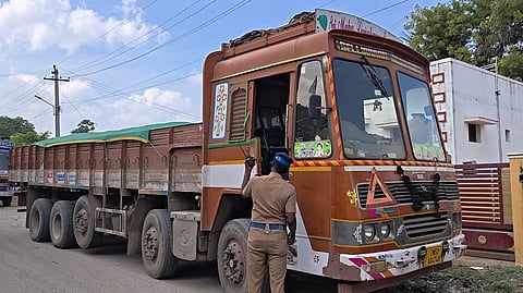 பெட்ரோல் குண்டு வீசப்பட்ட லாரி.