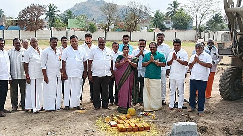 ரூ.2.75 கோடியில் விளையாட்டு  அரங்கம் அமைக்க பூமி பூஜை 