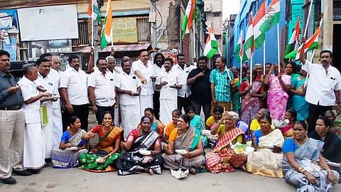 சிதம்பரத்தில் காங்கிரஸ் கட்சியின் இருபிரிவினா் தனி தனி போராட்டம்!