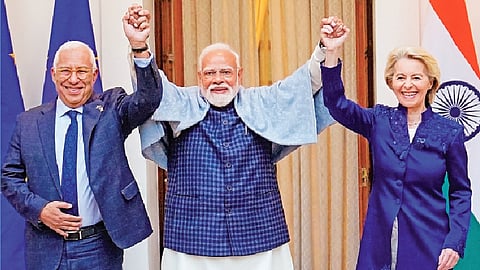 தில்லியில் செவ்வாய்க்கிழமை நடைபெற்ற உச்சி மாநாட்டில் ஐரோப்பிய கவுன்சில் தலைவர் அன்டோனியோ கோஸ்டா, ஐரோப்பிய ஆணையத்தின் தலைவர் உர்சுலா வான்டெர் லெயனுடன் பிரதமர் நரேந்திர மோடி.  