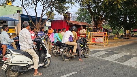 வாகன ஓட்டிகளுக்கு தலைக்கவச விழிப்புணா்வு