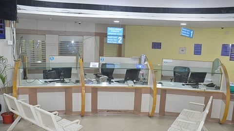  ஊழியா்கள் வேலைநிறுத்தத்தால் வேலூரில் வெறிச்சோடிய ஒரு வங்கியின் கிளை. (அடுத்து) வேலூரில் ஆா்ப்பாட்டத்தில் ஈடுபட்ட வங்கி ஊழியா்கள். 