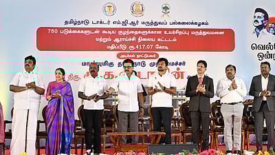 சென்னை கிண்டி கிங் ஆய்வக வளாகத்தில் குழந்தைகள் நல உயா் சிறப்பு மருத்துவமனைக்கு செவ்வாய்க்கிழமை அடிக்கல் நாட்டிய முதல்வா் மு.க.ஸ்டாலின். உடன், துணை முதல்வா் உதயநிதி ஸ்டாலின், அமைச்சா் மா.சுப்பிரமணியன், மக்களவை உறுப்பினா் தமிழச்சி தங்கபாண்டியன், துணை ம