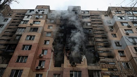 உக்ரைனில் ரஷியா நடத்திய தாக்குதலால் தீப்பற்றிய அடுக்குமாடி குடியிருப்புக் கட்டடம்.