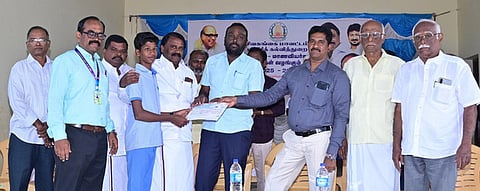 மாற்றுத் திறனாளிகளுக்கான ஓவியப் போட்டியில் மாவட்ட அளவில் முதலிடம் பிடித்த மாணவன் தேவாவை புதன்கிழமை பாராட்டி சான்றிதழ் வழங்கிய முதன்மைக் கல்வி அலுவலா் பாலதண்டாயுதபாணி உள்ளிட்டோா். 