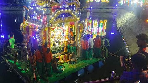 விஷாரம் குளக்கரை பாலமுருகன் கோயில் தெப்போற்சவம். ~தங்க க்கவச   அலங்காரத்தில்  மூலவா்  பாலமுருகன்.