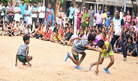 ரத்தினபுரி மாநகராட்சிப் பள்ளியில் நடைபெற்ற விளையாட்டுப் போட்டியில் பங்கேற்ற மாணவா்கள்.