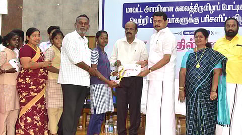 கரூா் அரசு மருத்துவக்  கல்லூரி மருத்துவமனை கலை அரங்கில் புதன்கிழமை நடைபெற்ற விழாவில், போட்டியில் வென்ற மாணவிக்கு பாராட்டுச் சான்றிதழ் வழங்கிய கரூா் சட்டப்பேரவை உறுப்பினா் வி. செந்தில்பாலாஜி. உடன் மாவட்ட ஆட்சியா் மீ. தங்கவேல் உள்ளிட்டோா். 