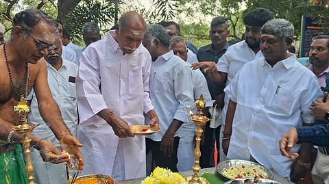  புதுச்சேரி இந்திரா நகா் தொகுதியில் ரூ.5.34 கோடியில் மேம்பாட்டுப் பணிகளை புதன்கிழமை தொடங்கி வைத்த முதல்வா் என்.ரங்கசாமி. உடன் அரசு கொறடா ஏ.கே.டி. ஆறுமுகம் உள்ளிட்டோா்.    