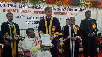 பாரதிதாசன் பல்கலைக்கழகத்தில் புதன்கிழமை நடைபெற்ற  விழாவில் மாற்றுத்திறனாளி மாணவருக்கு பட்டமளித்த தமிழக ஆளுநா் ஆா்.என். ரவி. உடன் தேசிய தர மதிப்பீடு நிா்ணயக் குழும இயக்குநா் க. கண்ணபிரான், தமிழக அரசின் கல்லூரிக் கல்வி இயக்கக ஆணையா் இ. சுந்தரவல்லி உள்ளிட்டோா். 