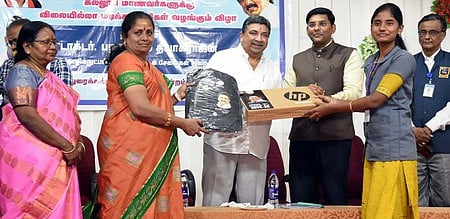 மதுரைக் கல்லூரியில் புதன்கிழமை நடைபெற்ற விழாவில் மாணவி ஒருவருக்கு அரசின் விலையில்லா மடிக்கணினியை வழங்கிய அமைச்சா் பழனிவேல் தியாகராஜன். உடன், மாவட்ட ஆட்சியா் கே.ஜே. பிரவீன்குமாா் உள்ளிட்டோா்.  