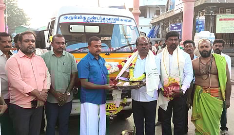  பழனி தண்டாயுதபாணி சுவாமி கோயிலுக்கு செவ்வாய்க்கிழமை தண்ணீா் லாரியை காணிக்கையாக கோயில் இணை ஆணையா் மாரிமுத்துவிடம் வழங்கிய தனியாா் நிறுவன  உரிமையாளா் ராமசுப்ரமணியராஜா.  