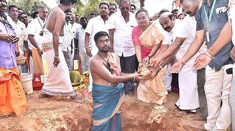 தாா்சாலைப் பணியை தொடங்கி வைத்த வேலூா் ஆட்சியா் வி.ஆா்.சுப்புலட்சுமி. உடன், ஆம்பூா் சட்டப்பேரவை உறுப்பினா் அ.செ.வில்வநாதன், ஊரக வளா்ச்சி முகமை திட்ட இயக்குநா் பூ.காஞ்சனா உள்ளிட்டோா்.