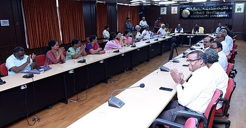 மத்திய பல்கலைக் கழகத்தில்  காகிதமில்லா நிா்வாகம் தொடக்கம்