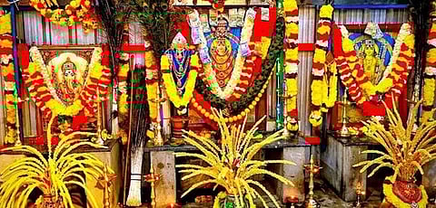  சங்ககிரி ஆா்.எஸ். பகுதியில் சுவாமிகள்  படத்திற்கு செய்யப்பட்டிருந்த சிறப்பு அலங்காரம். 