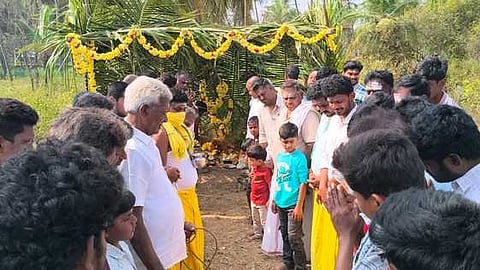  ஊத்தங்கரையை அடுத்த படப்பள்ளியில் நடைபெற்ற தேவாதியம்மன் கோயில் திருவிழாவில் பங்கேற்றோா். 