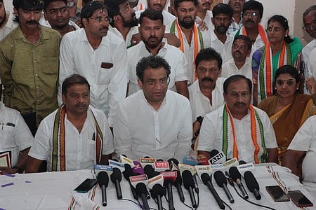 கோவையில் செய்தியாளா்களுக்கு பேட்டியளித்த காங்கிரஸ் தேசிய செயலா் நிவேதித் ஆல்வா.