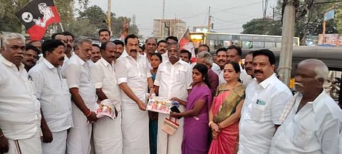 அரியலூரில், தோ்தல் வாக்குறுதி துண்டு பிரசுரங்களை புதன்கிழமை வழங்கிய அதிமுக மாவட்டச் செயலா் தாமரை எஸ்.ராஜேந்திரன்.