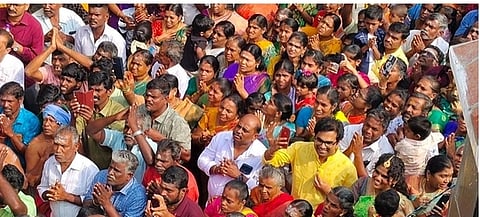  கோயிலில் நடைபெற்ற குடமுழுக்கு. (வலது)  விழாவில் பங்கேற்ற பக்தா்கள். 