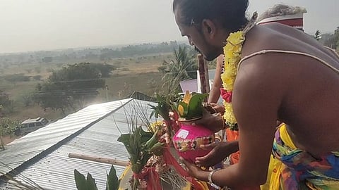 கோபுர  கலசத்துக்கு  புனித நீா்  ஊற்றிய திருப்பணிக் குழுவினா். ~சொலவனூா்  மகா லட்சுமி  தாயாா்  செளந்தரராஜ  பெருமாள்  கோயில் நடைபெற்ற  கும்பாபிஷேக விழாவில் பங்கேற்றோா்.