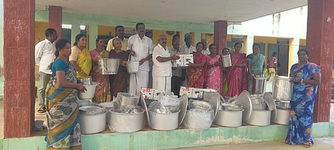  செஞ்சி ஒன்றிய சத்துணவு மையங்களுக்கு சமையல் பாத்திரங்களை வழங்கிய செஞ்சி கே.எஸ்.மஸ்தான் எம்எல்ஏ. 